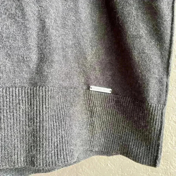 Michael Kors Grey Derby Sweater Black Faux Fur Cuffs Size Small - Picture 3 of 9